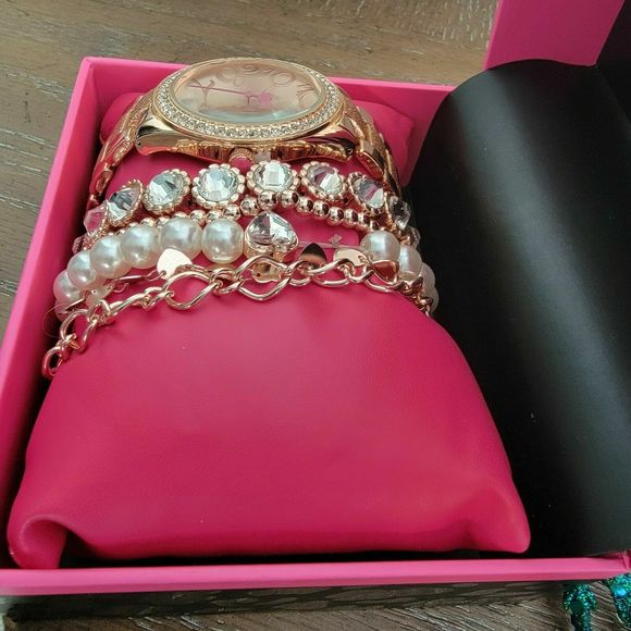 BETSEY JOHNSON CRYSTAL BEZEL ROSE-GOLD WATCH W/BRACELETS BOXED SET NEW!! $120+ - Picture 3 of 9